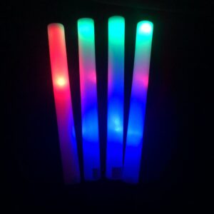 Batons lumineux en mousse équipés de 3 LED de couleurs rouge verte et bleu avec 3 modes lumineux